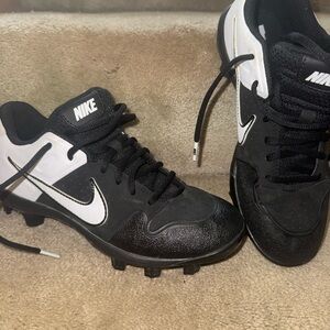 Youth Nike 6Y Black and White Baseball Cleats